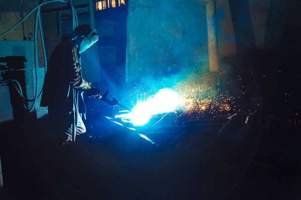Welder brews metal sparks fly - Fotografie, Obrázek