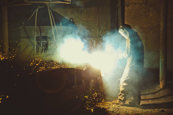 Зварювальник заварює металеві іскри муха
 - Фото, зображення