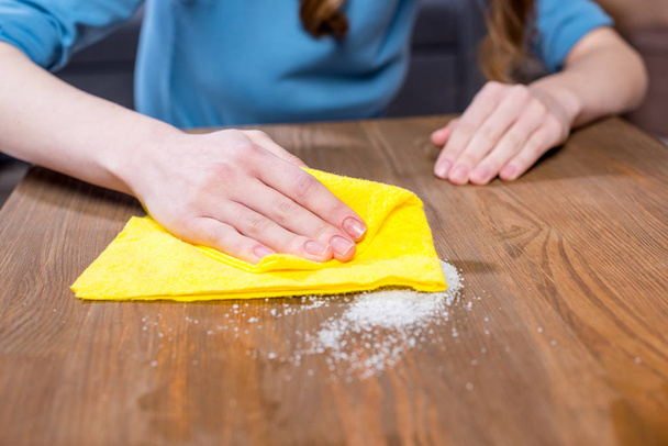 Woman cleaning table - Φωτογραφία, εικόνα