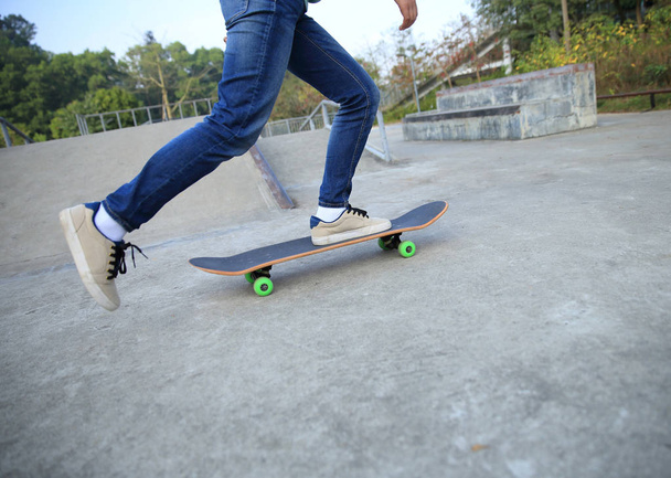 skateboarder legs riding skateboard  - Fotografie, Obrázek