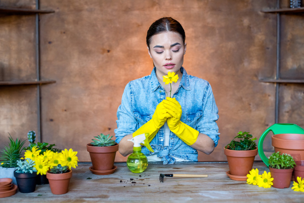Joven jardinero femenino
 - Foto, Imagen