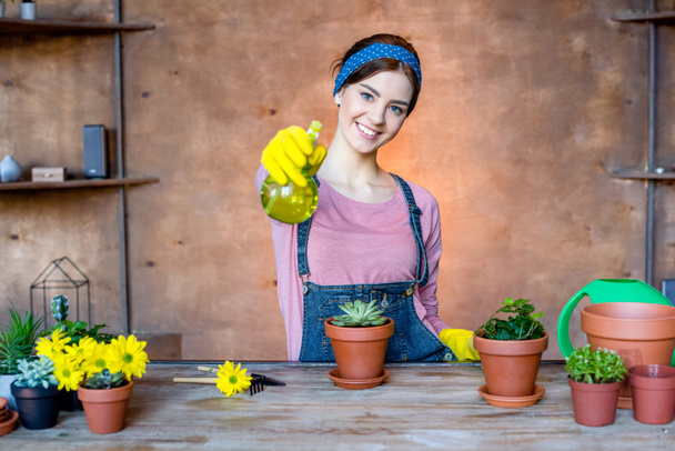 Jardinier féminin avec vaporisateur
  - Photo, image