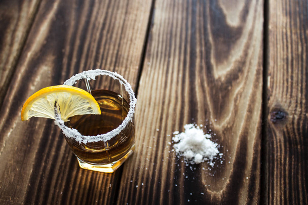 alkoholu zastřelil nápoj s citrónem a solí - Fotografie, Obrázek