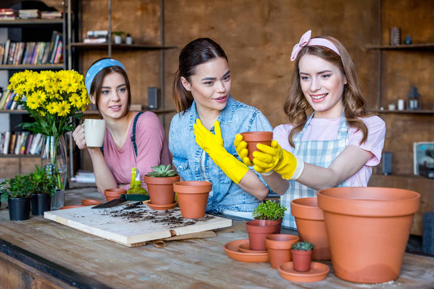 Женщины сажают цветы
 - Фото, изображение