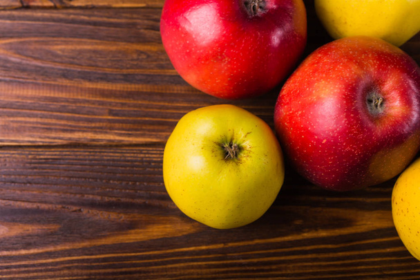 Jabłka na tle drewnianych. Organiczne owoce - Zdjęcie, obraz