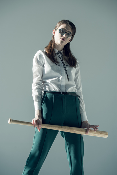 hipster donna in possesso di mazza da baseball
 - Foto, immagini
