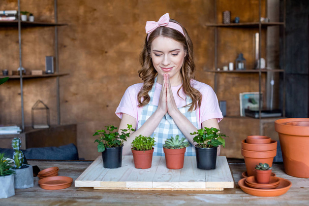 donna con piante in vasi da fiori
 - Foto, immagini