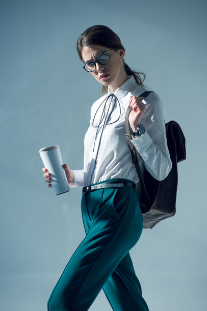 mujer hipster sosteniendo termos
 - Foto, Imagen