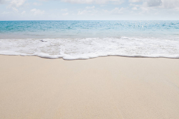 Blick auf schönen tropischen Strand mit weißem Sand und blauem Wasser - Foto, Bild