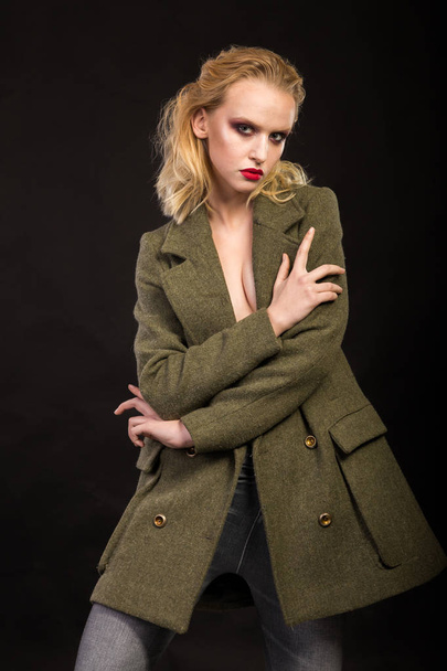 Stilvolle Blondine im Mantel. Modefoto - Foto, Bild