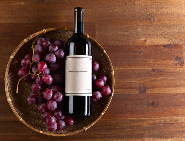  garrafa de vinho tinto com uva
 - Foto, Imagem
