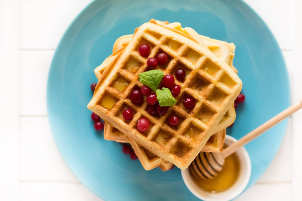 Belgian waffles with honey and cranberries  - Zdjęcie, obraz