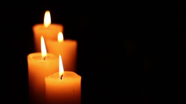 cuatro velas encendidas y apagadas
 - Metraje, vídeo