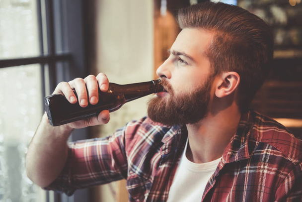 Bearded man at the pub - Foto, afbeelding