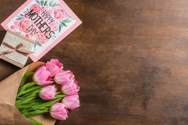 букет тюльпанов, открытка и подарок
 - Фото, изображение