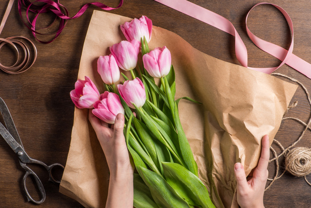 pink tulips in hands - Fotoğraf, Görsel