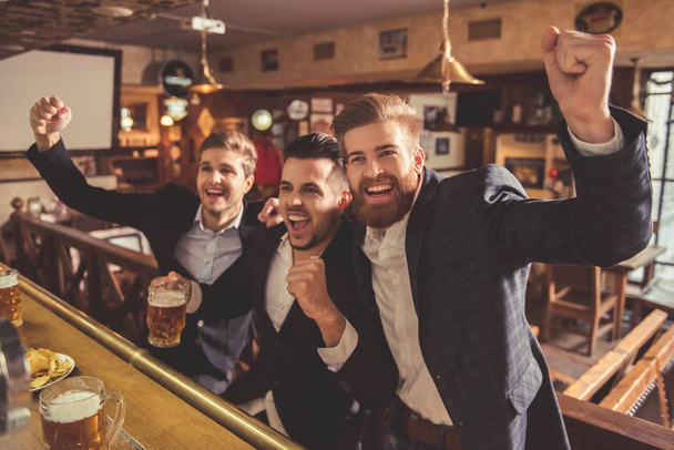 Homens no pub
 - Foto, Imagem