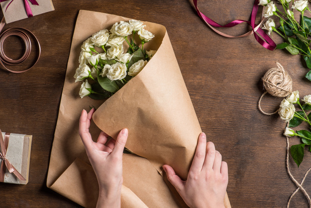 hands holding roses bouquet - Фото, изображение