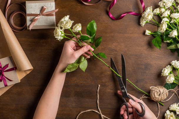 hands cutting roses - Фото, изображение