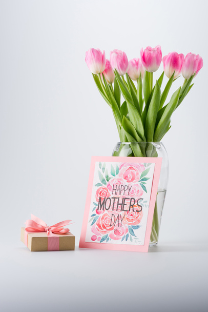 tulipany, pocztówki i prezent - Zdjęcie, obraz