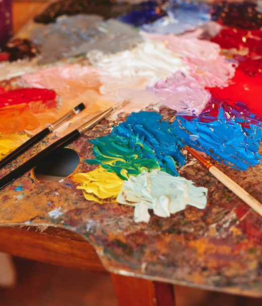 Artist palette with paint brushes - Fotografie, Obrázek