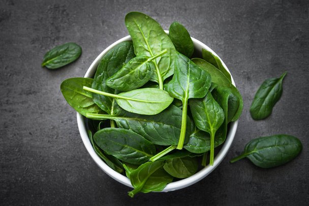 spinach leaves in a bowl - Фото, зображення