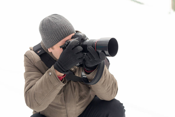 φωτογράφος λήψη φωτογραφιών μέσα στο δάσος το χειμώνα - Φωτογραφία, εικόνα