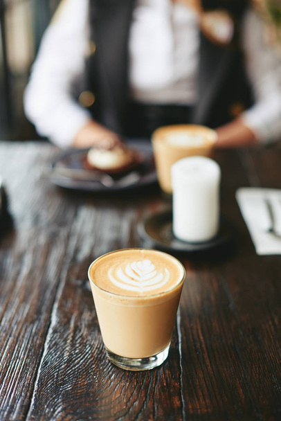 Verre de café sur table en bois sombre
 - Photo, image