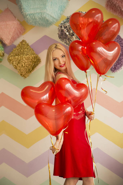                 Chica feliz con globos rojos
 - Foto, Imagen