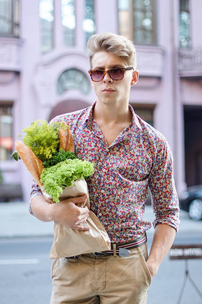 Hombre joven chico con compras comida estilo de vida casual caminar gafas
 - Foto, imagen