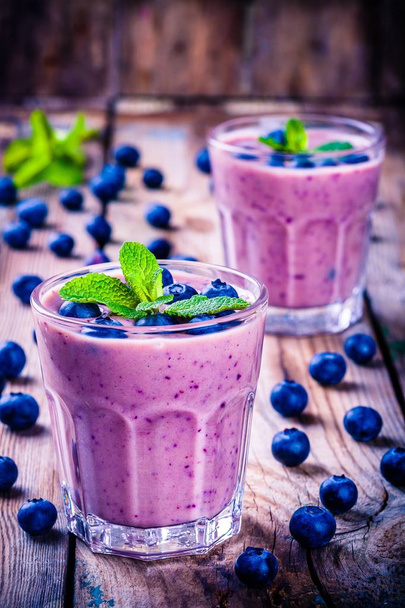 Blueberry smoothie nane bir cam ile  - Fotoğraf, Görsel