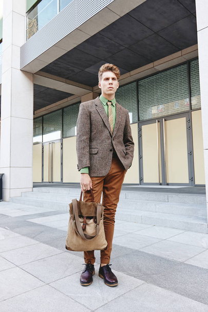 Straat mode stijl jongen jongeman casual-business  - Foto, afbeelding