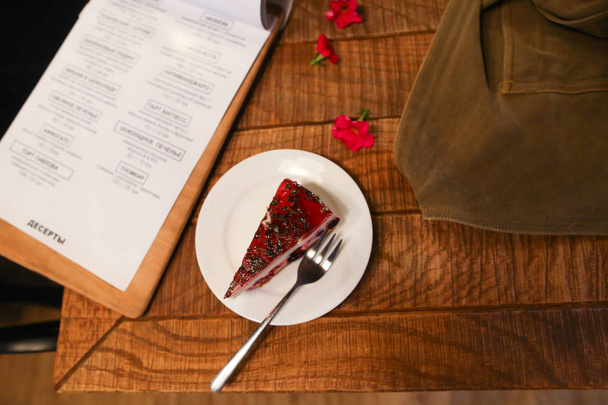 Фруктовый десерт в кафе на тарелке
 - Фото, изображение