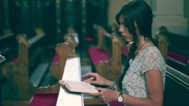 Girl reading a book in the Church. - Filmagem, Vídeo