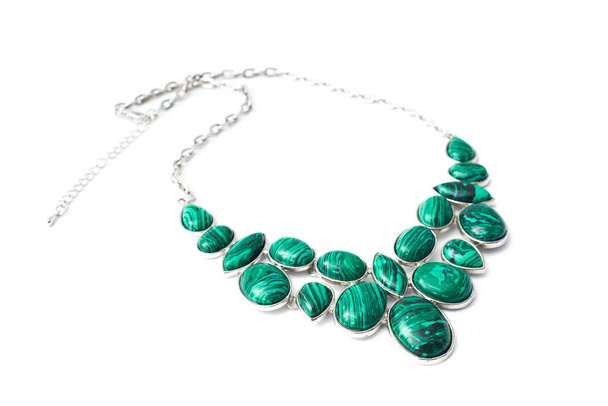 šperky šperky bižuterie náhrdelník zelený malachit kameny a stříbrný řetízek, samostatný - Fotografie, Obrázek