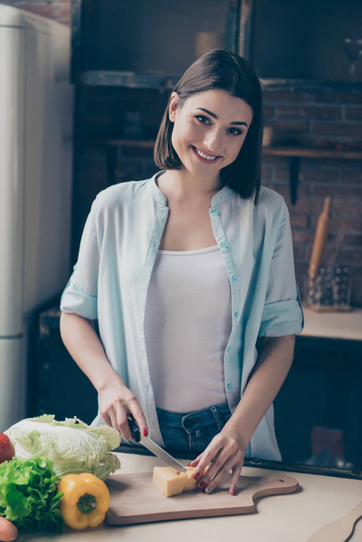 Healthy lifestyle. beautiful caucasian girl  in kitchen cooking  - Foto, afbeelding
