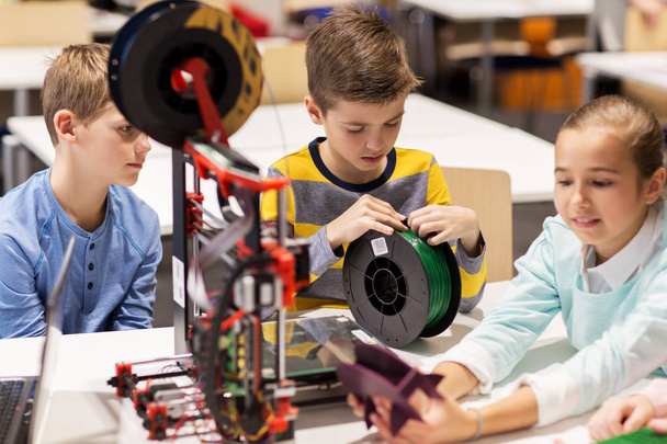 happy children with 3d printer at robotics school - Foto, imagen