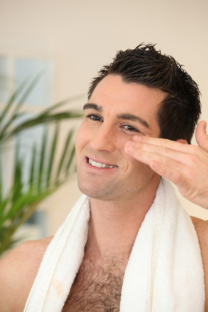 Man applying moisturizer - Foto, Imagen