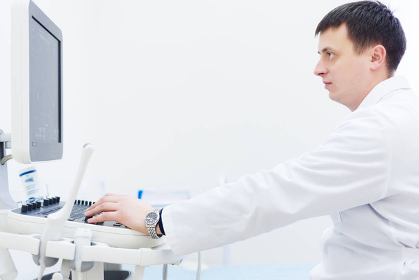 Doctor using Ultrasound machine - Фото, зображення