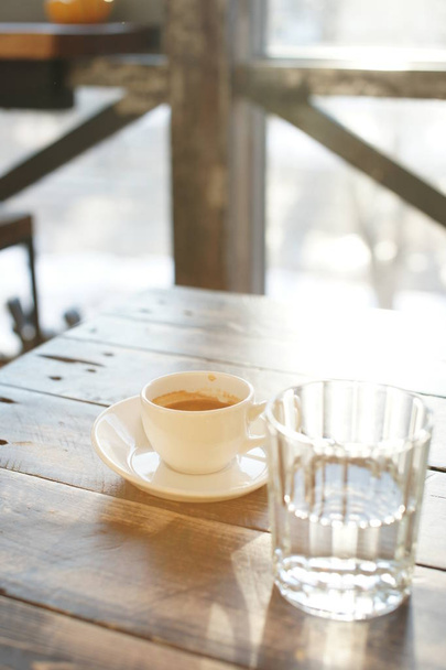 Güneşli bir günde bir masada güçlü kahve - Fotoğraf, Görsel