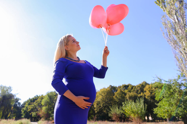 Upea tulevaisuus äiti tilalla ja kääntyy ilmapalloja kädessä B
 - Valokuva, kuva