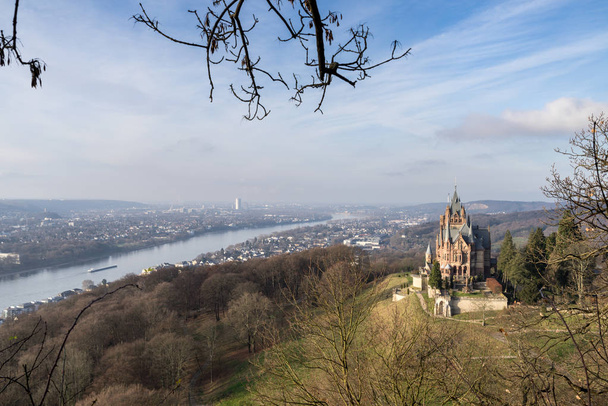 Castillo Drachenburg Siebengebirge y el río Rin Bonn Alemania
 - Foto, imagen