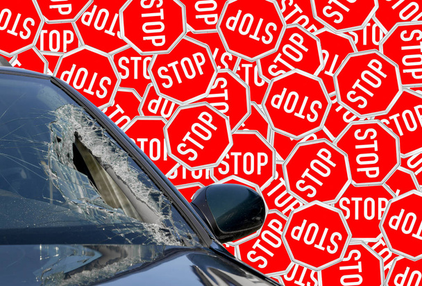 Auto, jossa on rikkinäinen tuulilasi stop-merkkien taustalla
 - Valokuva, kuva
