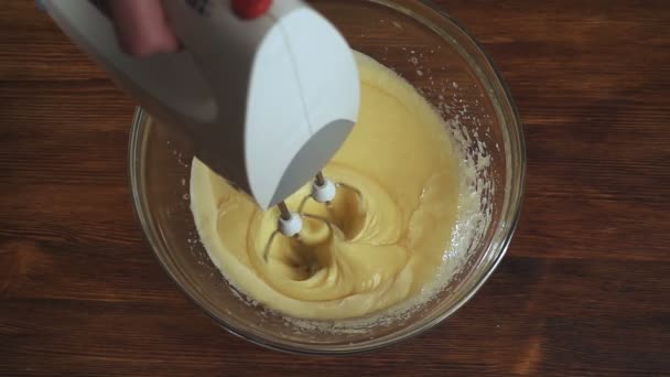Mujer batidor con batidora huevos con mantequilla y azúcar, cámara lenta hd video
 - Metraje, vídeo
