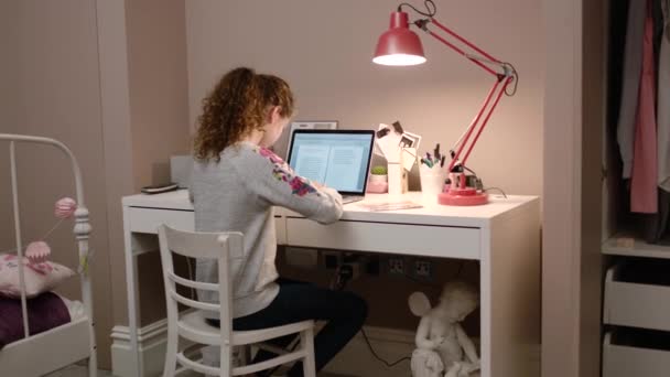 Teenager working on homework  - Πλάνα, βίντεο