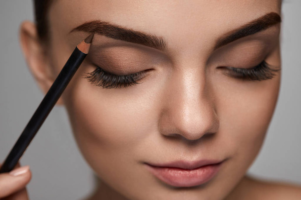 Eyebrows Contouring. Beautiful Woman With Brown Eyebrow Pencil - Foto, Imagen