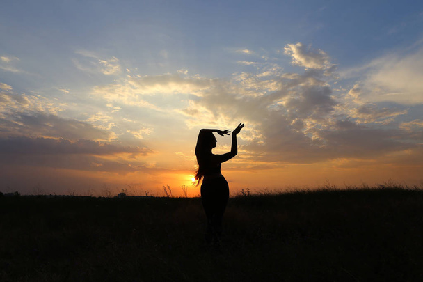 Slim ragazza mostrando varie pose e ballando in un campo all'aperto
 - Foto, immagini
