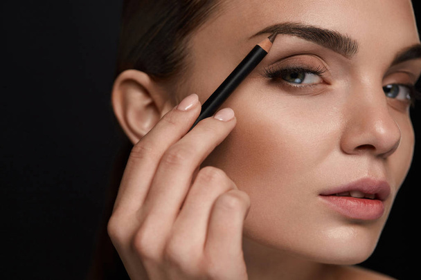 Beautiful Woman Contouring Eyebrows With Pencil. Beauty  - Valokuva, kuva