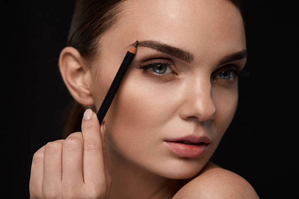 Beautiful Woman Contouring Eyebrows With Pencil. Beauty  - Fotoğraf, Görsel