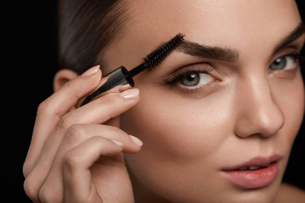 Perfect Makeup For Beautiful Woman. Brow Care For Eyebrows - 写真・画像